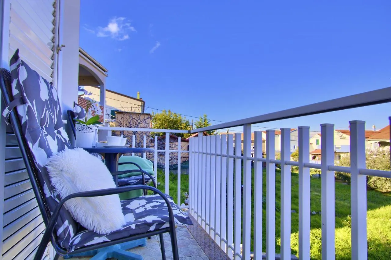 Beachfront Summer Oasis Preko Apartment