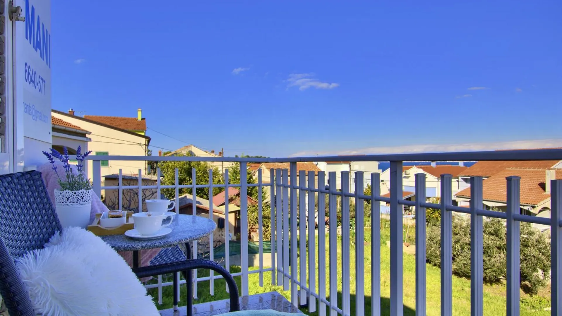 Beachfront Summer Oasis Preko Apartmán